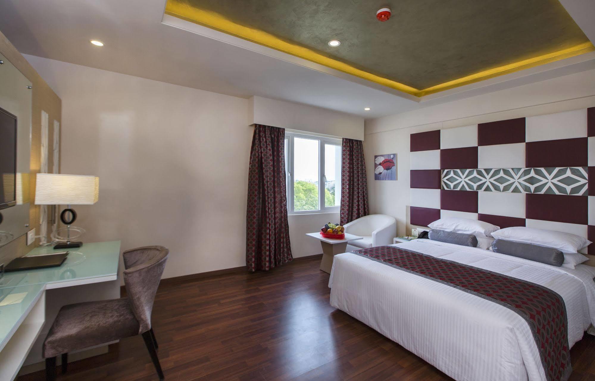 Pai Viceroy Hotel Тирупати Екстериор снимка