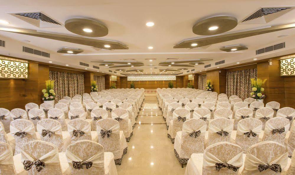 Pai Viceroy Hotel Тирупати Екстериор снимка